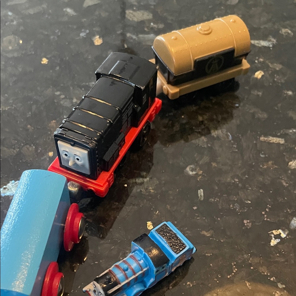 Thomas & Friends Colorful Train Collection - Picture 9 of 12
